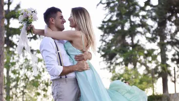 În ultimul timp s-a tot speculat că LAURA COSOI ar fi însărcinată! Ce anunţ a făcut vedeta în această seară: ,,Ne pregătim...‘’