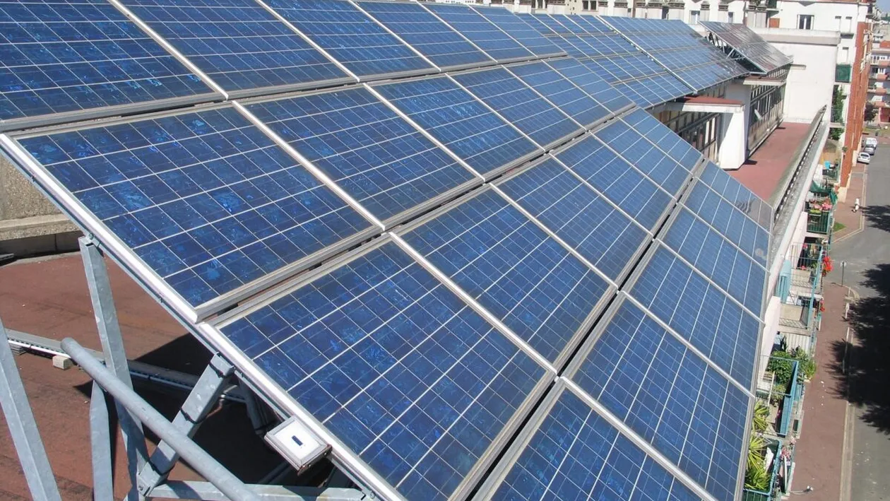 Panourile solare de balcon care fac senzație în Germania au ajuns și în România. Cât costă și cum funcționează