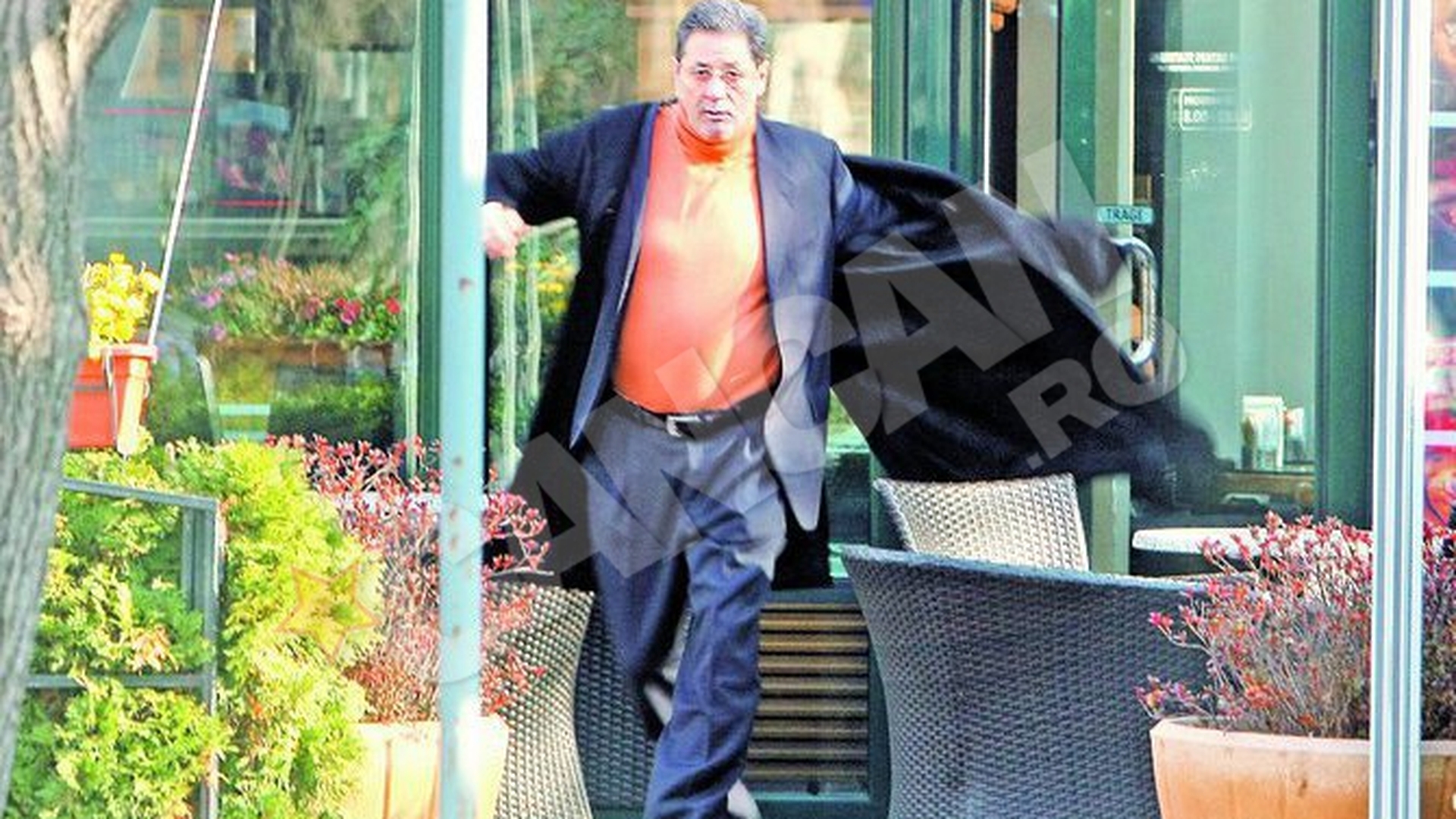 Mister Dinu are din nou moralul ridicat! Se relaxeaza la cafenea, inaintea derby-ului cu Steaua
