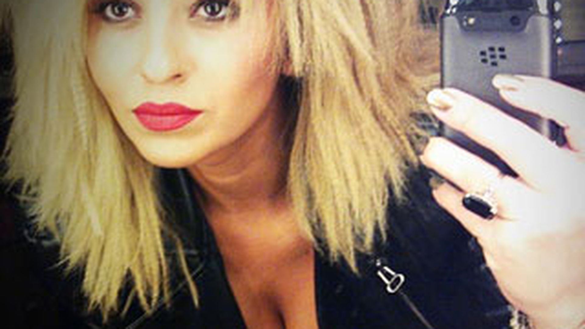 Schimbare radicala de  look! La sase luni dupa ce a nascut, Giulia si-a tuns parul si s-a facut blonda! Iti place cum ii sta?