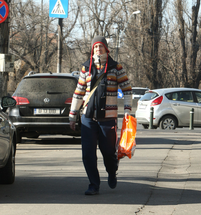 Călin Geambașu se îndreaptă spre mașină cu medicamentele pe care le-a cumpărat