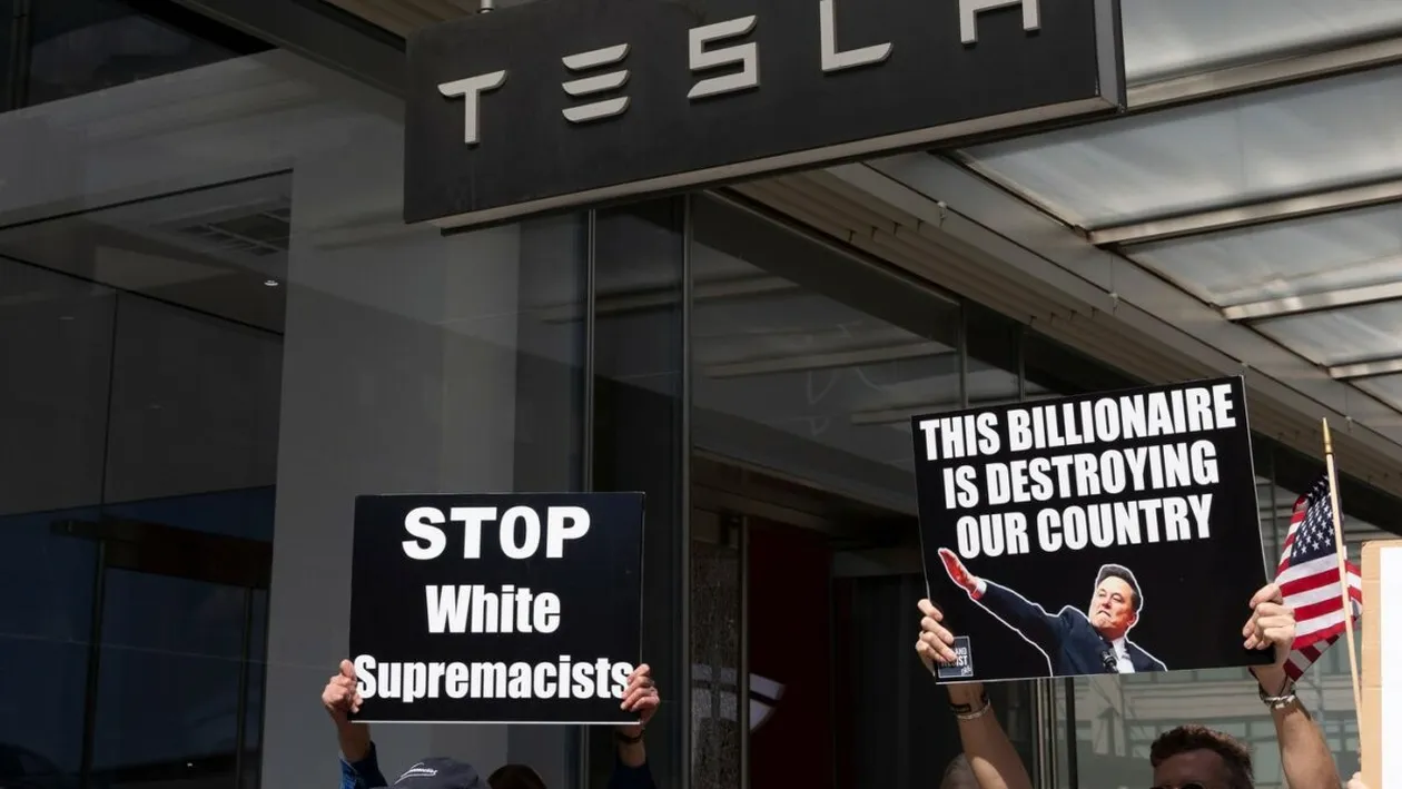 Furioși pe Elon Musk, americanii nu mai cumpără mașini Tesla. Rezultate dezastruoase pentru celebra marcă