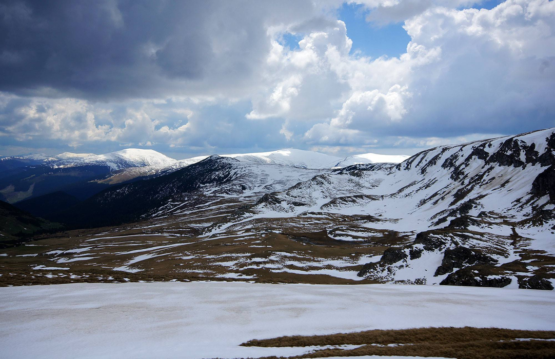 A căzut prima ninsoare pe Transalpina! Circulatia este…