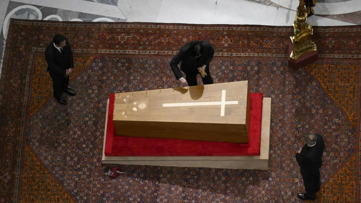 Cu ce încălțăminte a fost înmormântat Papa Francisc și de ce. Suveranul Pontif a renunțat la LUX pentru o pereche...