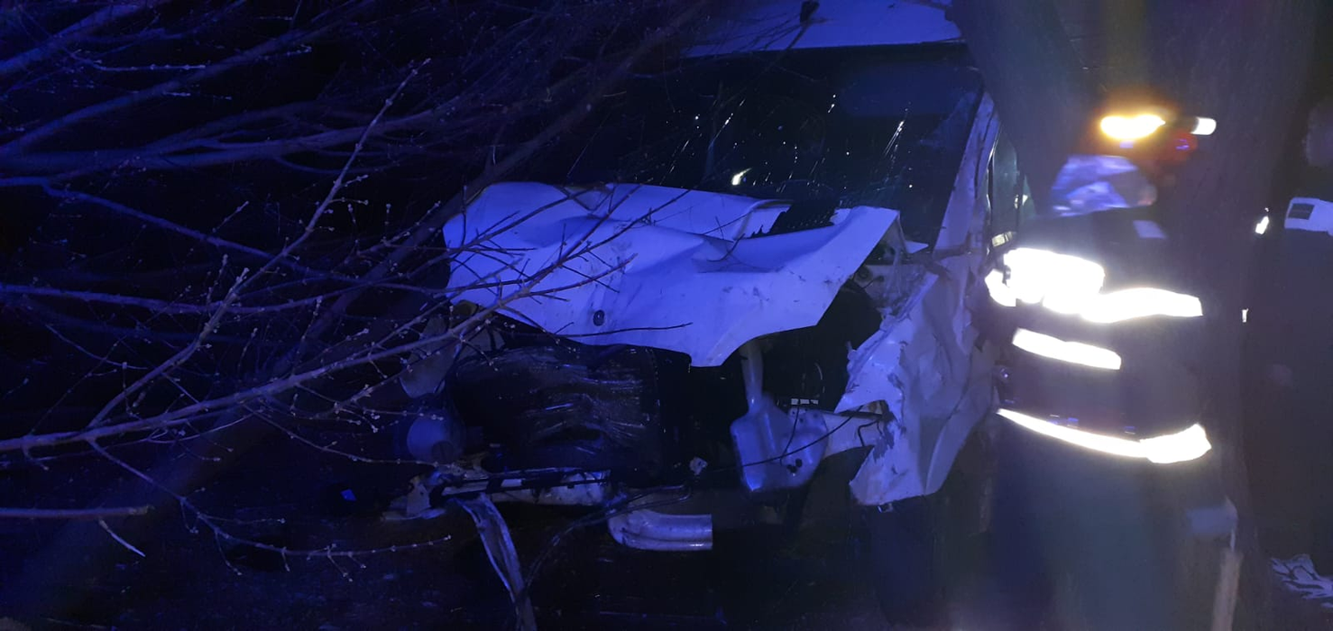Impact devastator între un autoturism și o autoutilitară. Unul dintre șoferi este resuscitat de medici