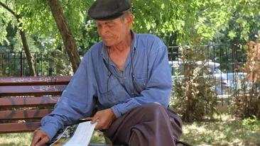 Drama artistului-gunoier care a sarutat-o pe Angelina Jolie! Doarme prin parcurile din Bucuresti si n-are ce sa manance!