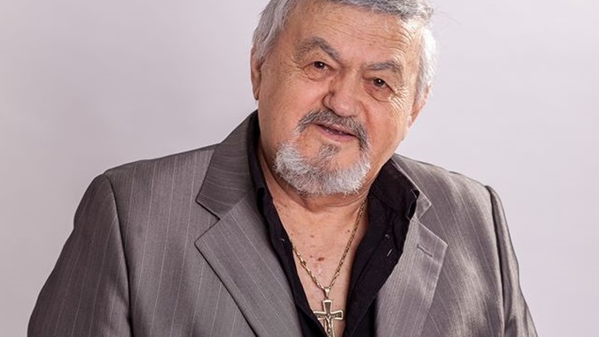Cântărețul Alexandru Jula, dus de urgență la spital, după ce ar fi suferit un accident vascular