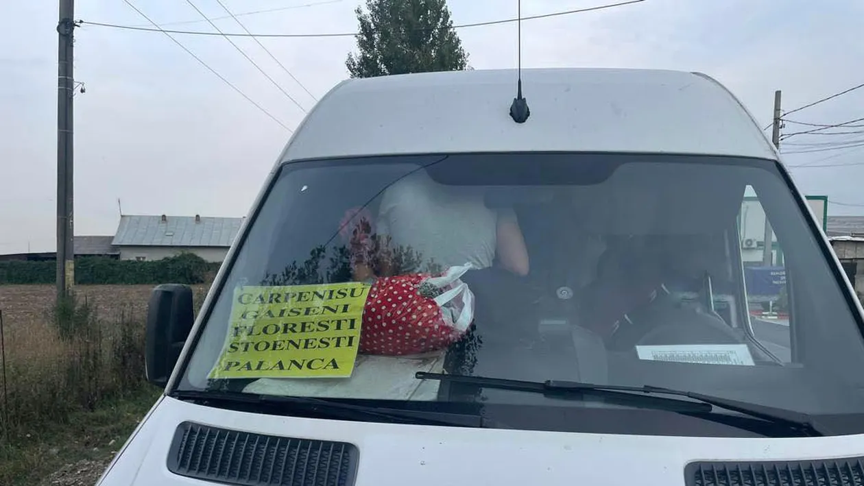 36 de călători s-au înghesuit într-un microbuz de 19 locuri: Nici măcar aerul nu are loc să circule