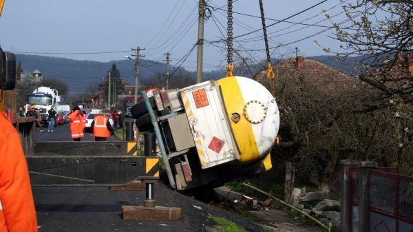 Accident grav! Un şofer a fost rănit după ce o cisternă de 10 tone cu aditiv pentru combustibili s-a răsturnat