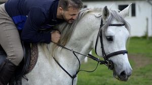 "Reprofilare" din cauza pandemiei. Un cunoscut personaj din "Mondenii" și Atletico "Textila" a dat actoria pe.... călărie!