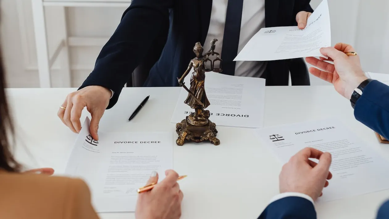 Divorț răsunător la început de an! Și-au zis „adio” după 7 ani. Cu cine rămân cei 3 copii