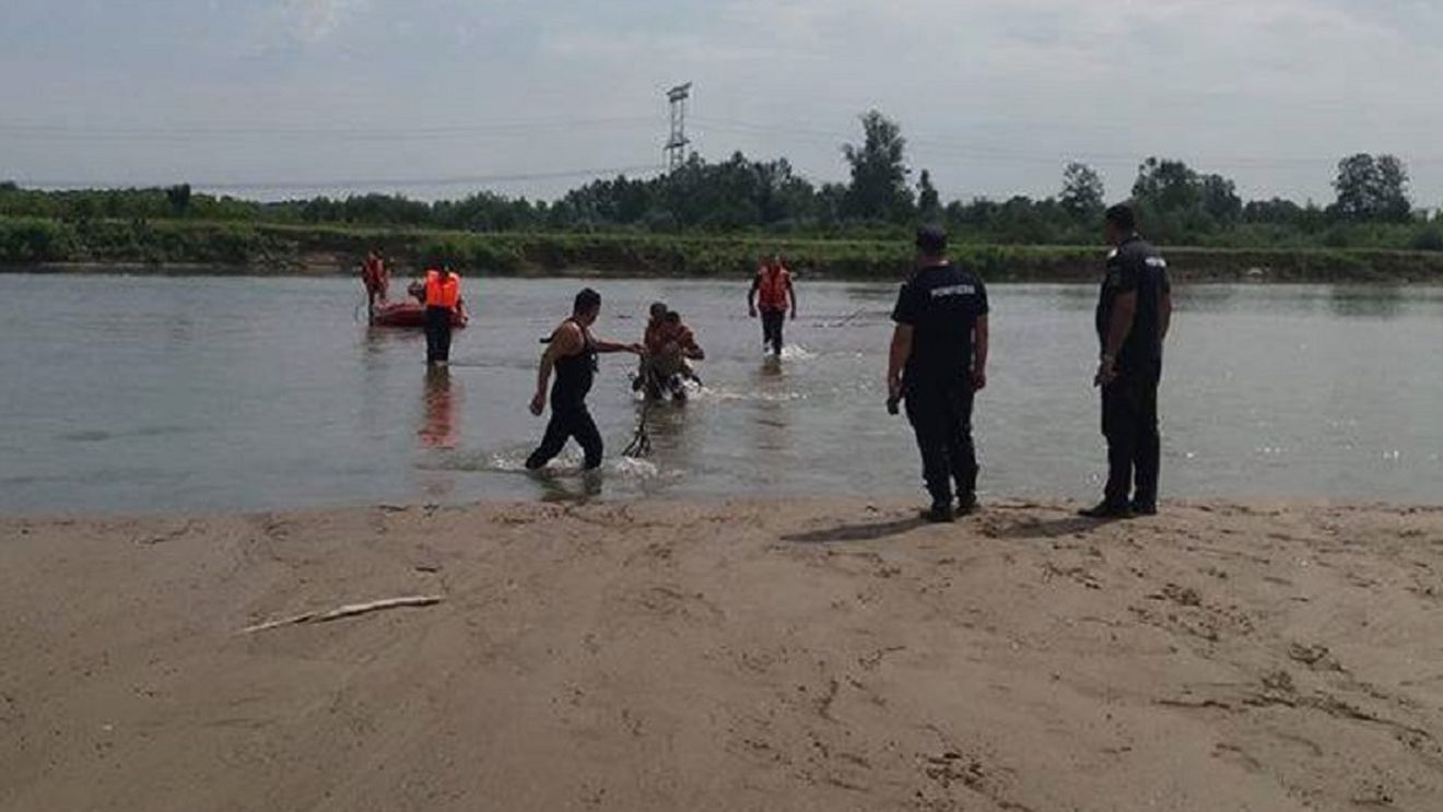 Familia copiilor înecați în Jiu, prea săracă să-i înmormânteze