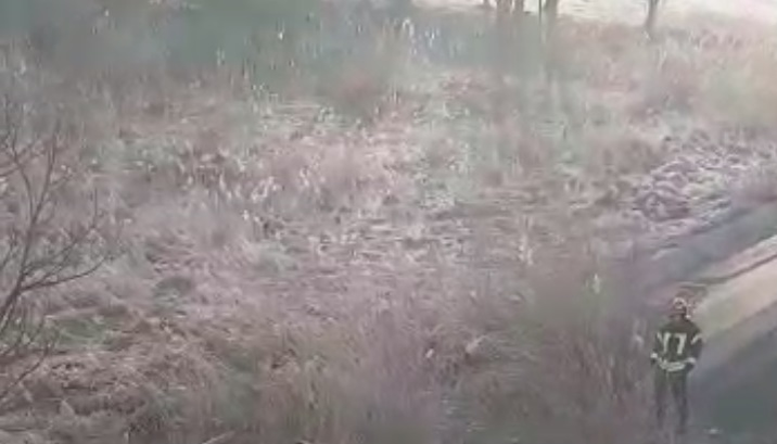O familie s-a destrămat în urma unui accident rutier. Fiica de 7 ani a murit după ce mașina în care era cu părinții și copilașul de 2 ani s-a răsturnat într-un pârâu din județul Brașov. Sursa foto: mytex.ro