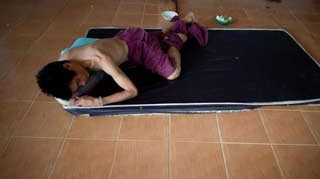 FOTO Tortura ca mod de vindecare! VEZI AICI cum sunt tratati dependentii de droguri intr-un templu budist!