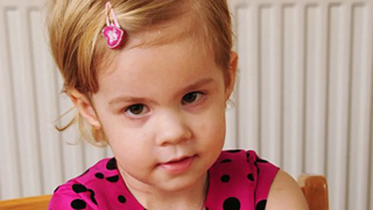 O fetita de trei ani a ramas fara mani si picioare din cauza meningitei