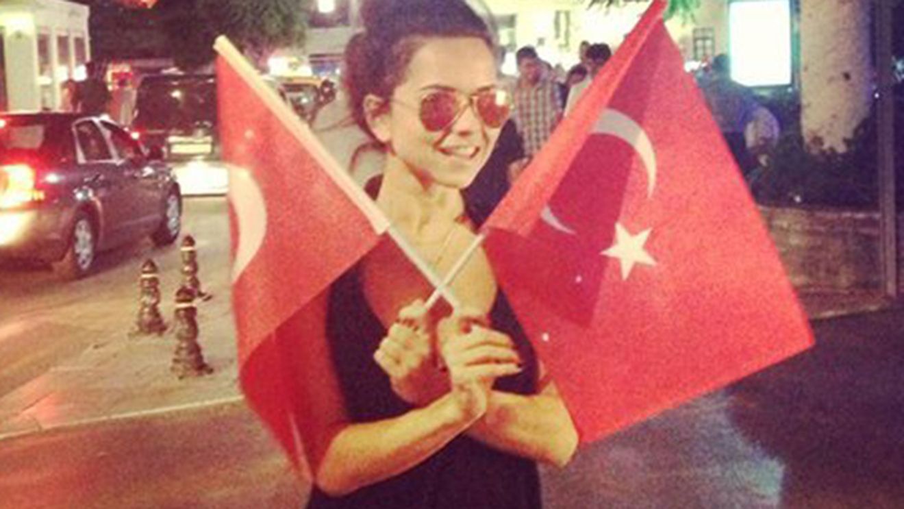 Inna, fotografiata in chiloti si fara sutien! Fanii au taxat-o: "Aia-s sani la tine?"