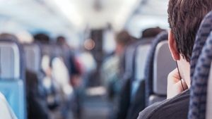 Un bărbat și-a dat ultima suflare în tren. Soția lui credea că doarme, dar călătorii au alertat-o