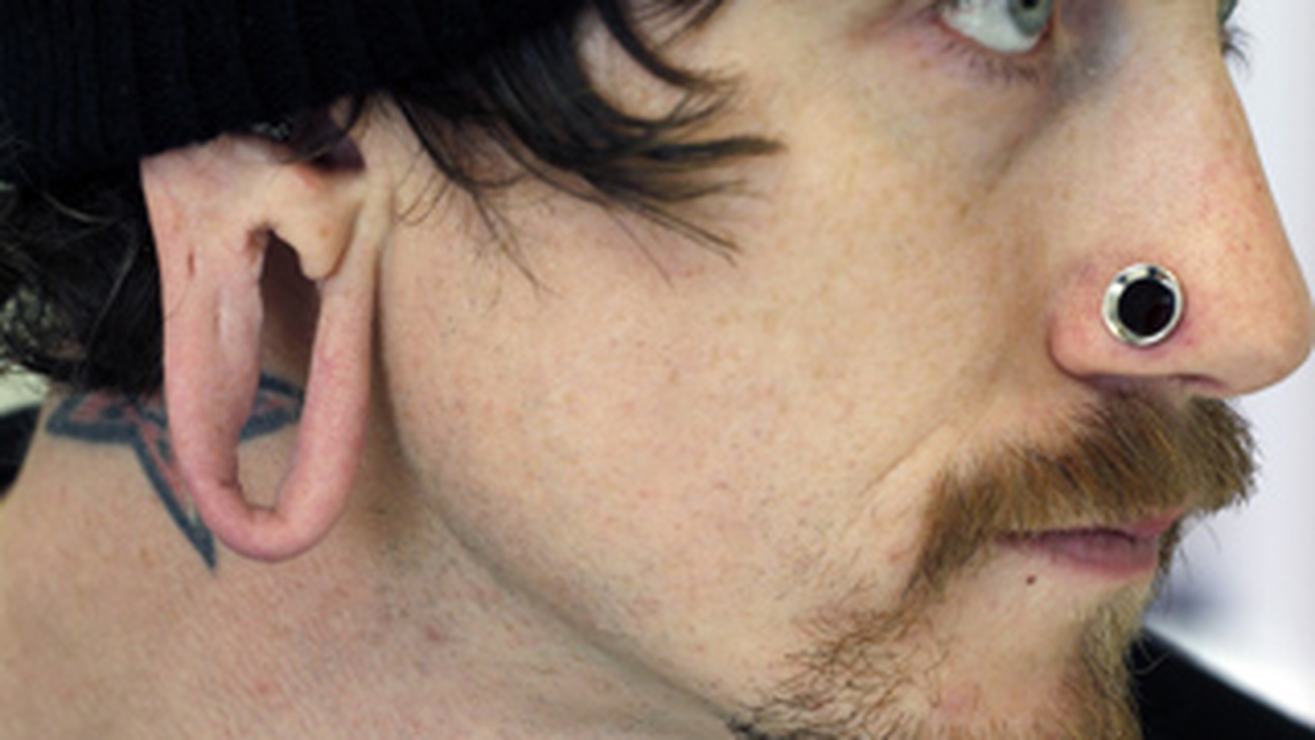 Imagini soc! Ti-ai facut piercing in urechi? Ai putea pati ca el!