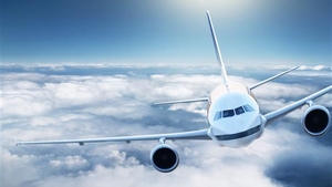 Panică în avion. Cabina aeronavei s-a umplut de fum, opt persoane au fost rănite
