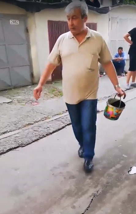 Așa ceva nu s-a mai văzut! Cum s-a răzbunat un pensionar din Bacău pe copiii gălăgioși din spatele blocului