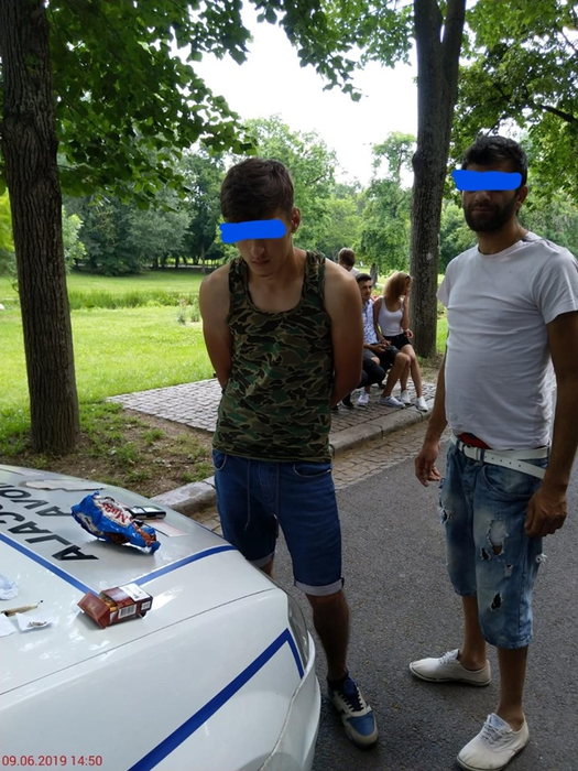Tineri prinși cu droguri în Parcul Romanescu din Craiova