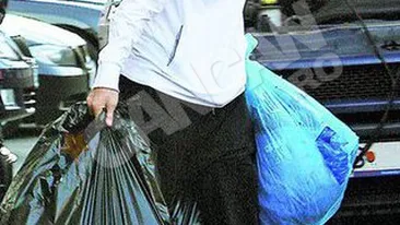 Si-a dus hainele in noua locuinta. Brandan trage de saci ca de fiare