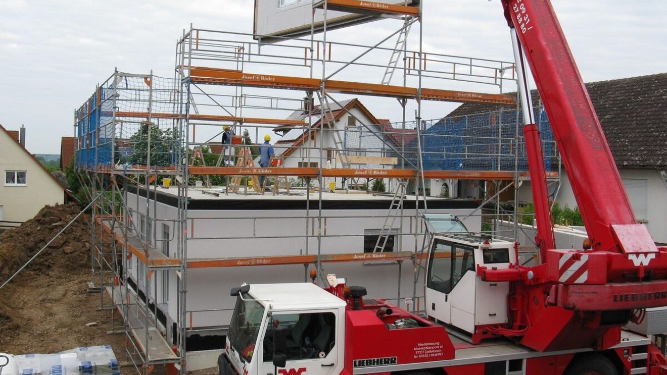 Cât de aproape poate construi vecinul de casa ta. Regula din lege care decide cine are dreptate