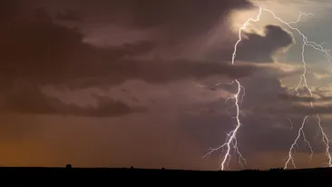 Furtună cu putere de tornadă anunţată de ANM! Celule superlectrice formate de norii Cumulonimbus pot face PRĂPĂD