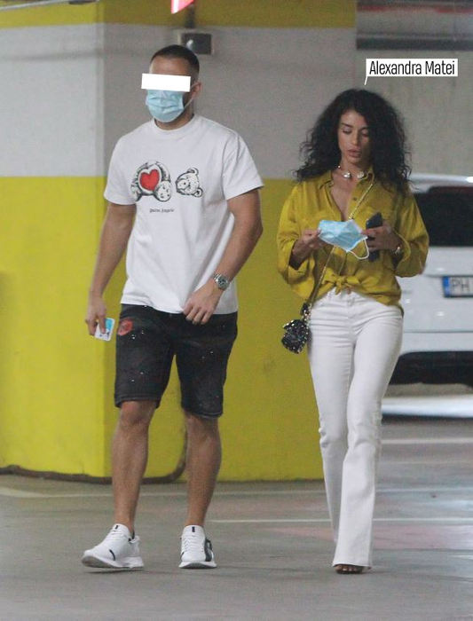 Alexandra, la mall alături de un tânăr misterios