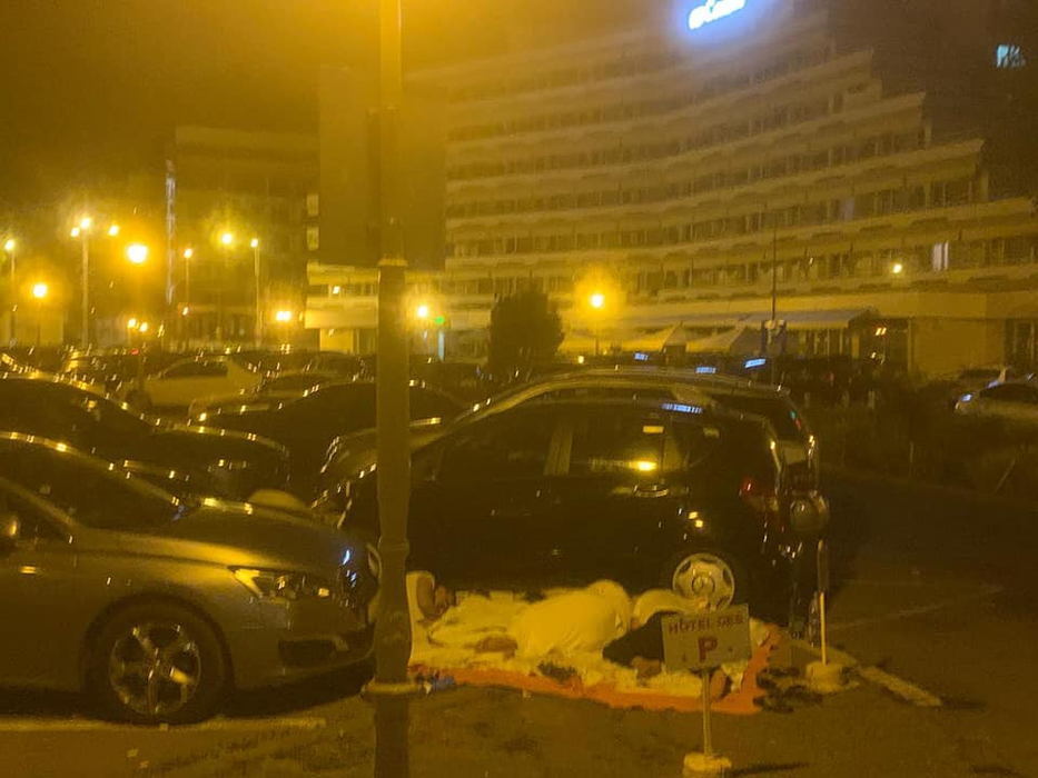 Dormitul pe asfalt, noua ”cazare” în stațiunea Mamaia. Ce au ajuns să facă turiștii de dragului mersului pe litoral