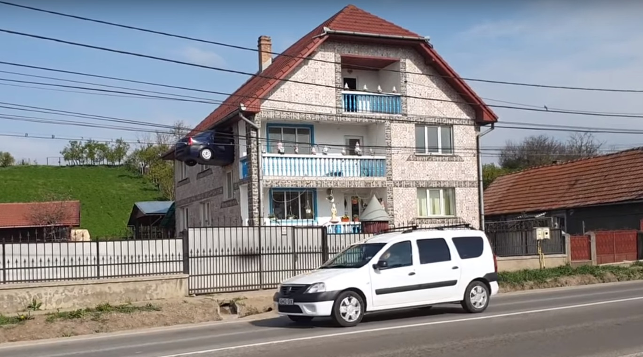 Nu, nu e Photoshop! Un român și-a zidit Loganul într-unul dintre pereții casei