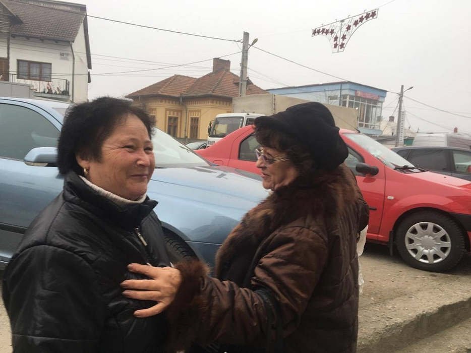 Localnicii din Filiaşi se amuză de forma decoraţiunilor de Crăciun