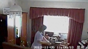 Banuiau ca este CEVA necurat cu INFIRMIERA! Au montat o camera ascunsa si au INCREMENIT cand au vazut ce facea in CASA!