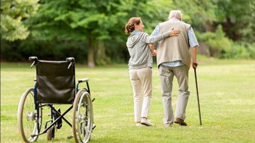 Ce moștenire a primit o badantă de la pensionarul de care a avut grijă ultimii 8 ani de viață. Testamentul a lăsat-o mută de uimire