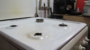 A chemat un prieten să-i monteze aragazul, iar când i-a dat drumul a avut un şoc! A luat camera şi a filmat totul