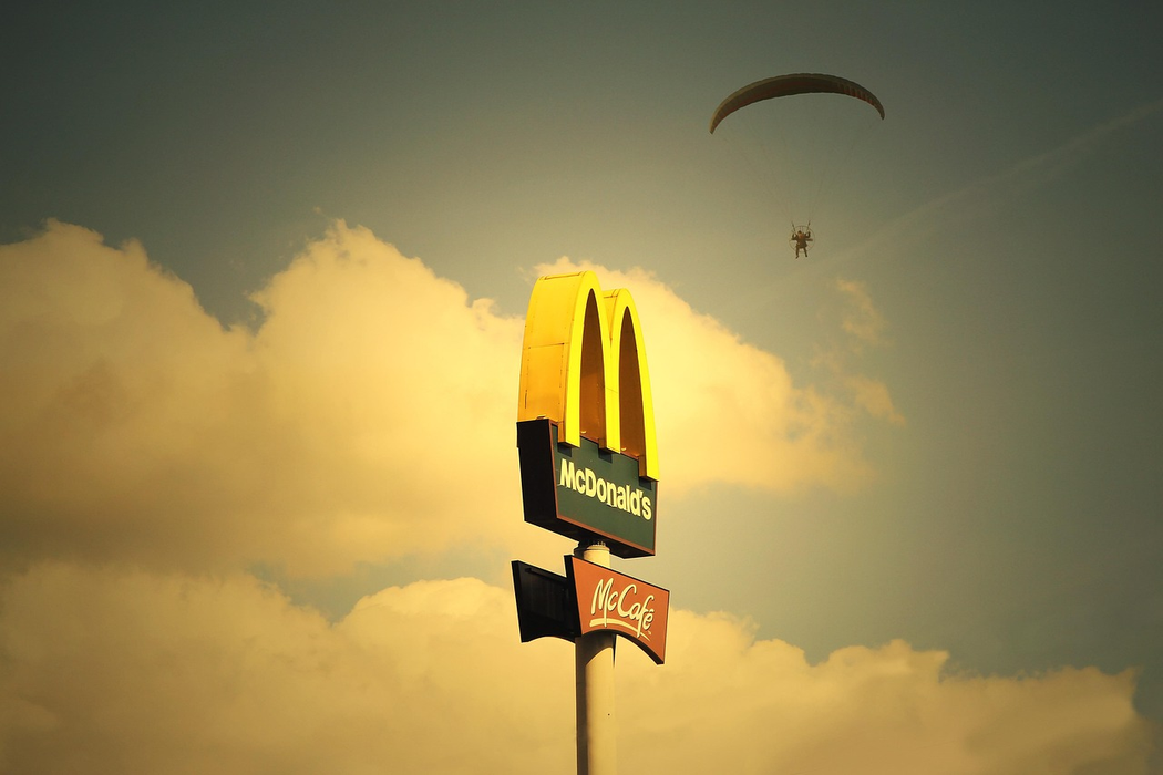 Singurul restaurant McDonald’s din lume cu logo turcoaz. De ce locația a renunțat la galben