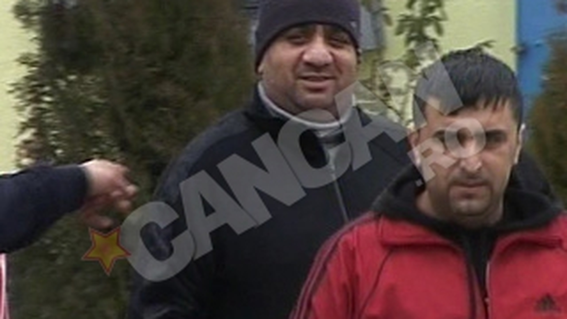 Bercea Mondial si-a facut "clan" si la puscarie! Uite cum se plimba ca un rege in curtea Penitenciarului de Maxima Siguranta din Craiova!