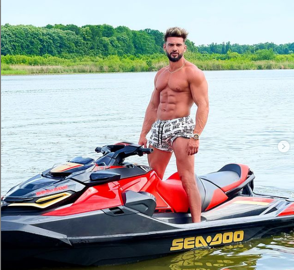 Dorian Popa a împlinit 33 de ani și a sărbătorit, cu prietenii, în Loft! Și-a făcut singur un cadou, de 55.000 de euro