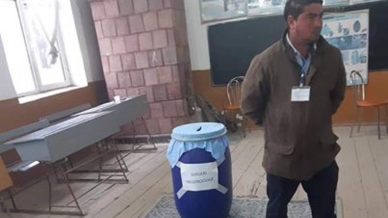 Alegeri prezidenţiale 2019. Într-un sat din Vâlcea voturile se strâng într-un... butoi de murături. Imaginea care a devenit virală pe Internet