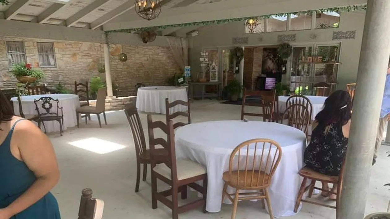 FOTO | Ce au primit de mâncare invitații de la o nuntă! O domnișoară de onoare a izbucnit