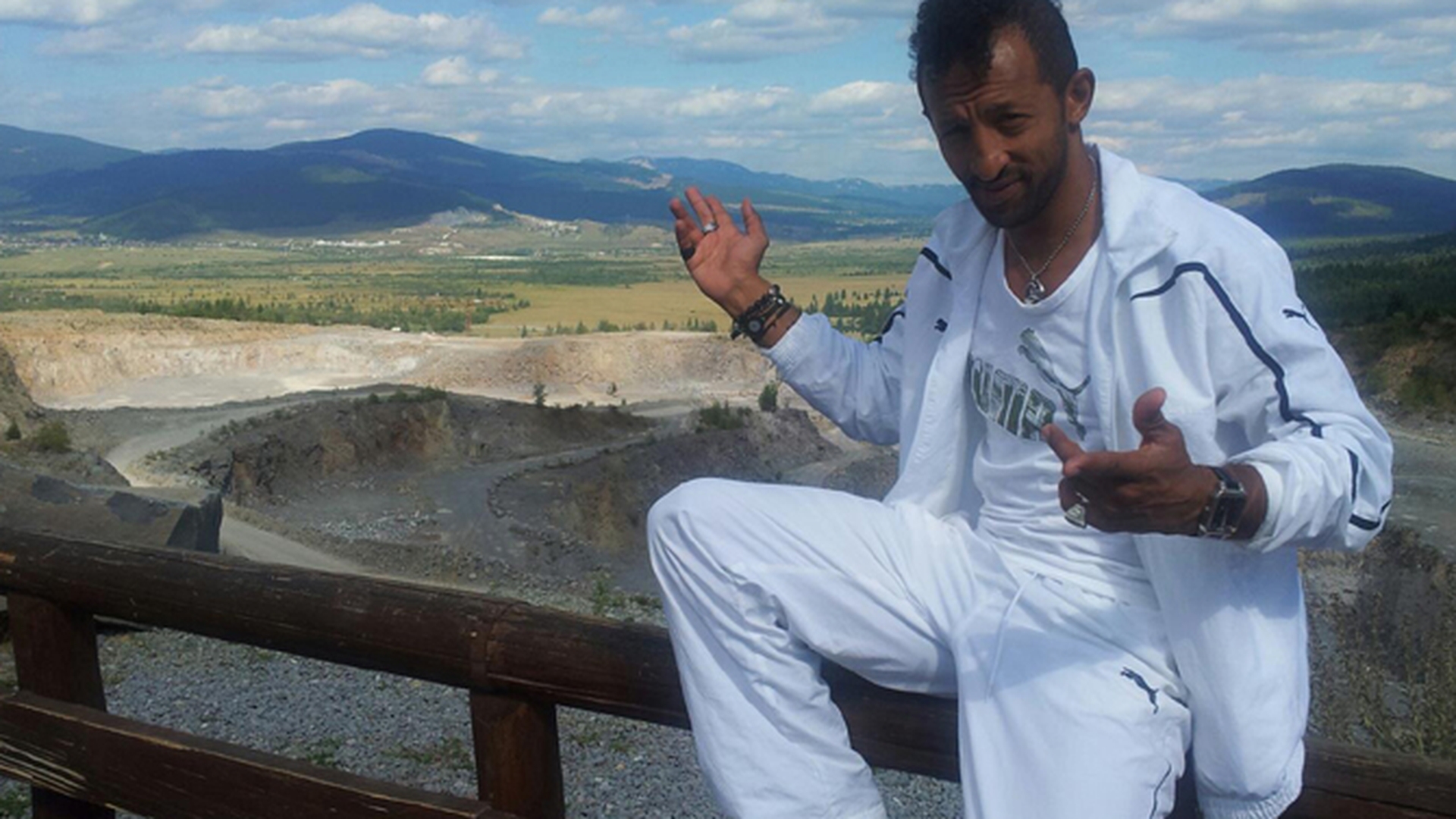 Uite cat de alb poate fi in realitate Kamara, jumatatea neagra a trupei Alb si Negru!