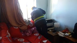 Panică într-un bloc de locuințe din Fieni! Doi soți au ajuns la spital