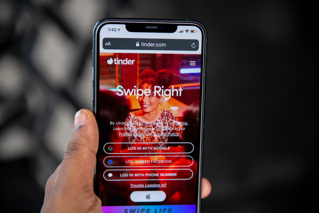 „Bonnie și Clyde” de pe Tinder, atacuri de groază în Capitală! Bărbații veneau la întâlniri fierbinți, dar erau agresați, amenințați cu pistoale și cuțite