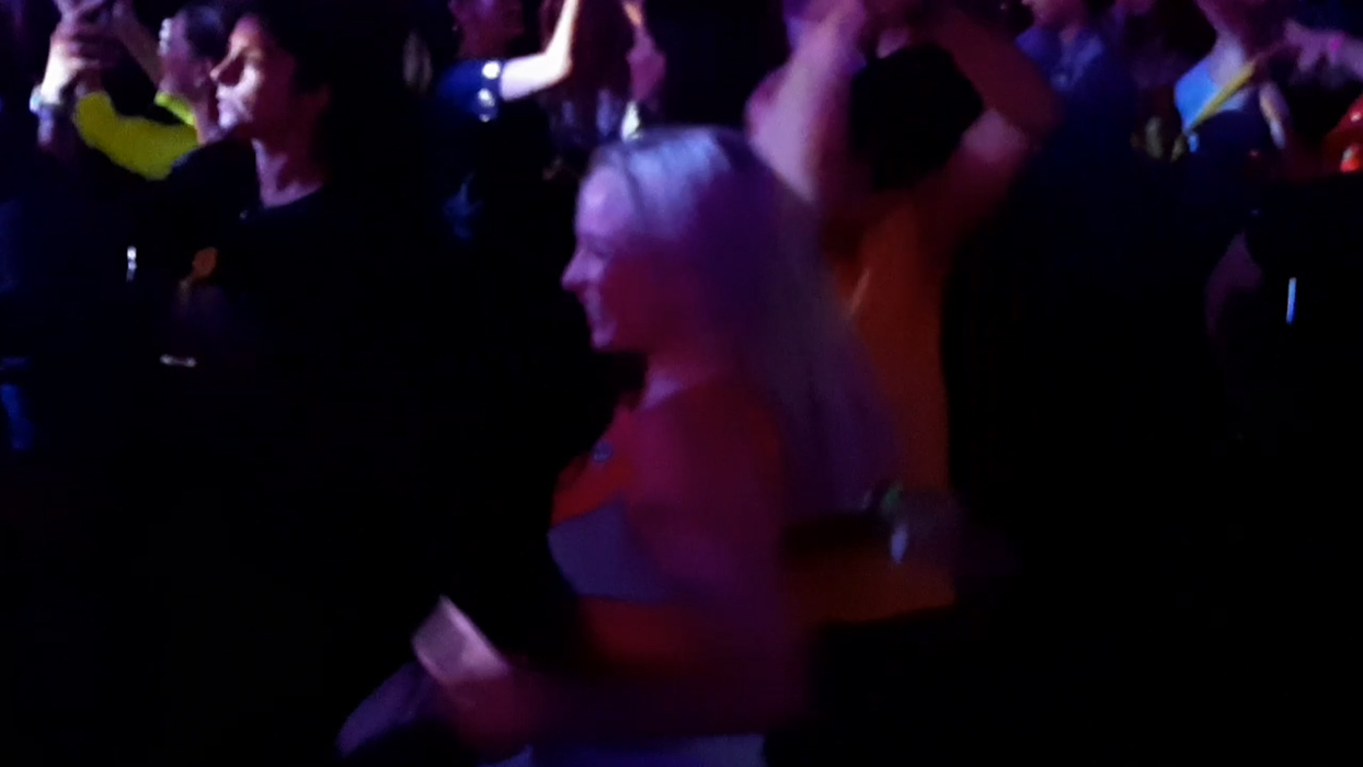 Sandra Izbașa, piruete erotice la un party ”pe vechi”