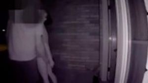 A aflat că este înșelată cu ajutorul camerelor de supraveghere din fața casei. Și-a văzut soțul alături de o femeie aproape dezbrăcată