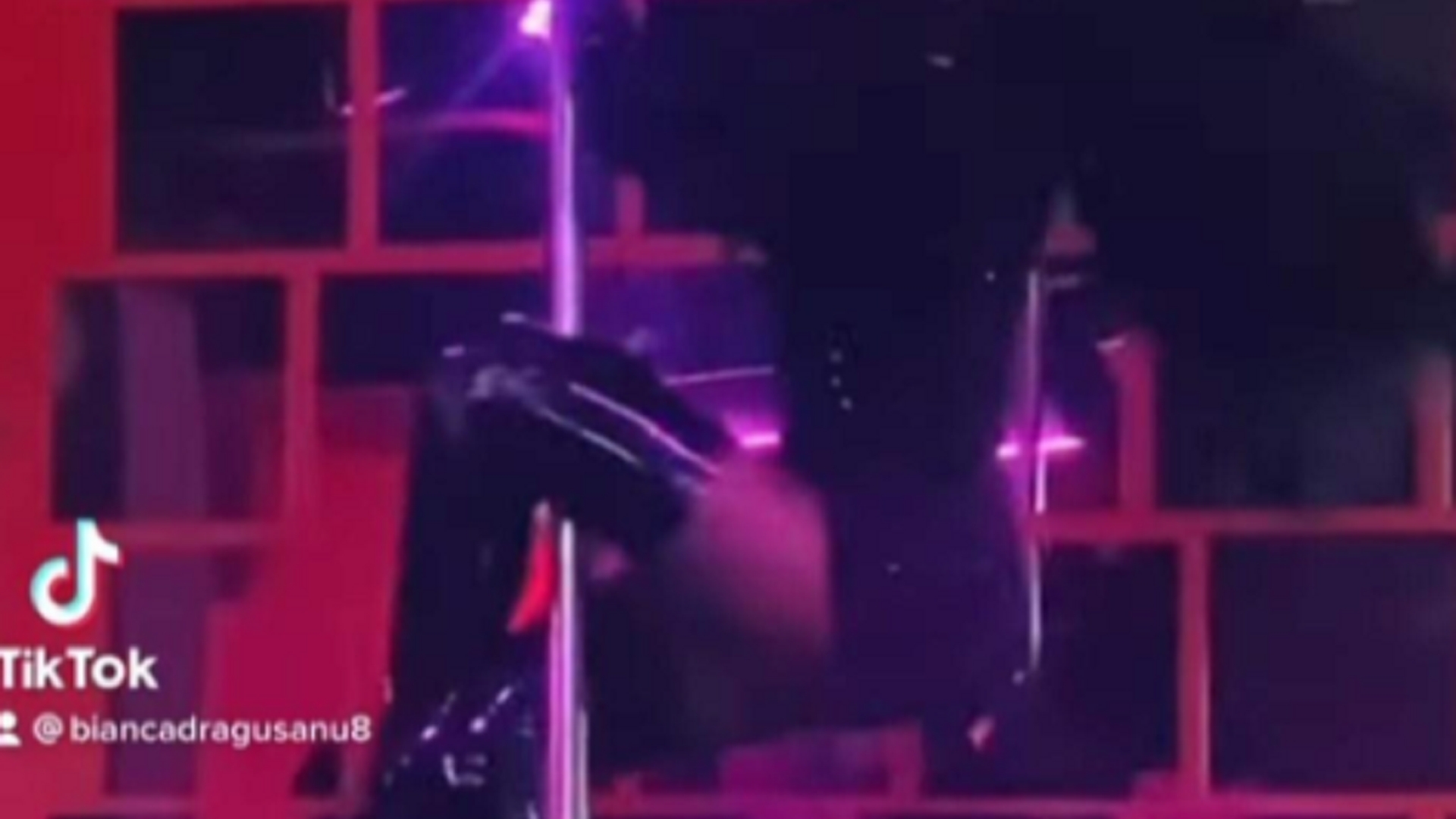 Ipostazele super sexy în care Bianca Drăgușanu a fost surprinsă. Puțini au recunoscut-o după ce s-a făcut brunetă