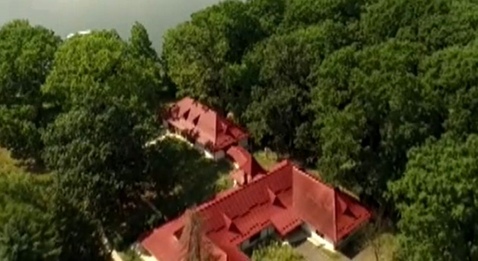 Cum arată vilele în care va locui de acum Nicușor Dan? De la chirie la piscină, plajă privată sau cinematograf