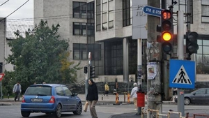 Trei tineri au pus în pericol grav siguranţa traficului rutier din Capitală! Uite ce au putut să fure