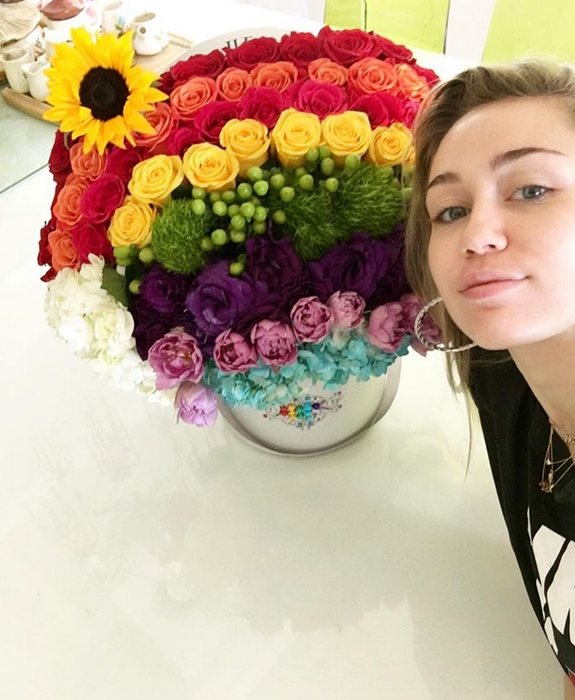 MILEY CYRUS ar fi însărcinată cu primul ei copil! Iată fotografia care trădează burtica de gravidă
