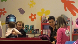 Totul pentru fetita ei! Simona Patruleasa a inlocuit plimbarile in parc cu cele in mall!